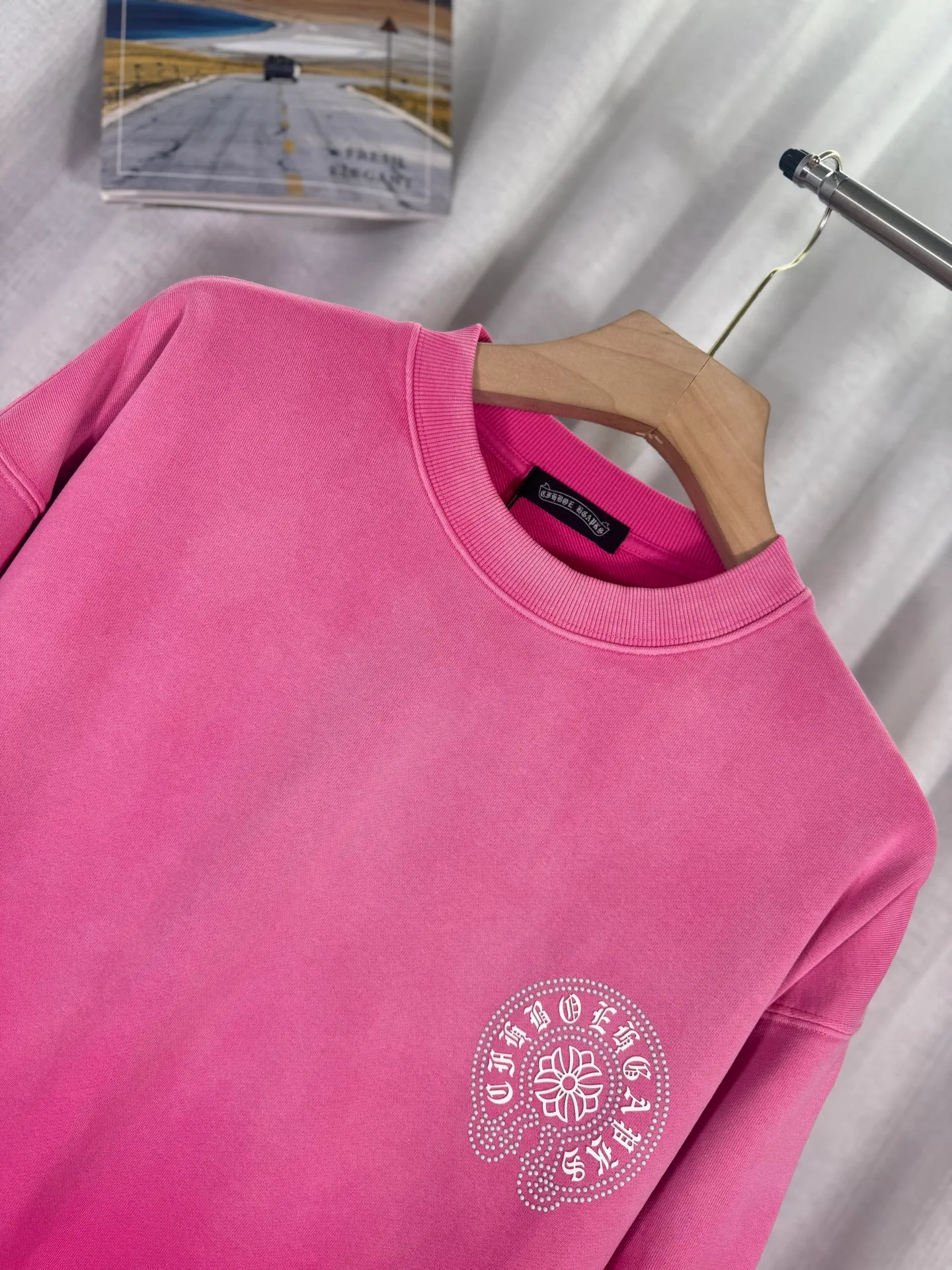 P280 top version, real shot without P, ​​different from market currency) 𝗖𝗵𝗿𝗼𝗺𝗲 𝗛𝗲𝗮𝗿𝘁𝘀/Croxin 2025 Autumn and Winter New Original Single Counter American 3D Rivets and Drill Couple Casual Sweater 👑The highest version! Customized fabric 430g tripe terry fabric! American-style pickled and distressed original fabric, laser-burned flowers, rivets and diamonds, exquisite embroidery of letters! The best-selling model in the counter, very comfortable to wear. Accessories: original molded and authenticated collar label➕100% silk wash label. Genuine purchase-grade original hangtag➕matching hanging rope➕3D hanging beads➕original packaging bag. Craftsmanship: The original version has consistent wiring! The highest version of the armhole matching technique! Color: Pink Black Green Purple Size: S M L XL Style Number: 25-363